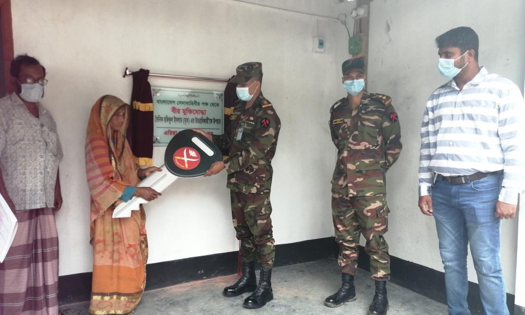 ডোমারে তিন বীর মুক্তিযোদ্ধা সাবেক সেনা সদস্যের পরিবারকে সেনাবাহিনীর বাড়ি উপহার