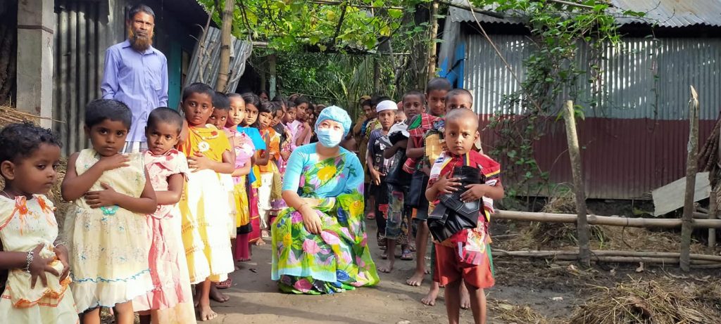হোমনার আবাসন প্রকল্পের ৪৫ টি পরিবারের মাঝে ঈদের নতুন জামা বিতরণে ইউএনও