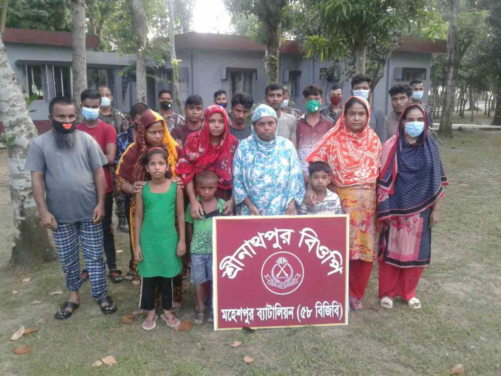 মহেশপুর সীমান্তে অবৈধভাবে ভারতে যাওয়ার সময় নারী ও শিশুসহ ১৭ জনকে আটক করেছে বিজিবি
