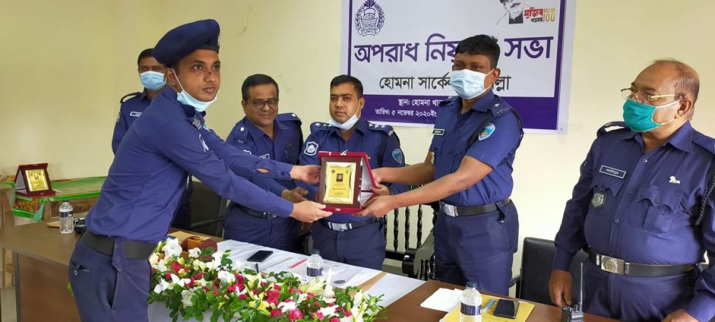 হোমনায় অপরাধ নিয়ন্ত্রণ সভায় বেস্ট অফিসারদের সম্মাননা ক্রেস্ট প্রদান