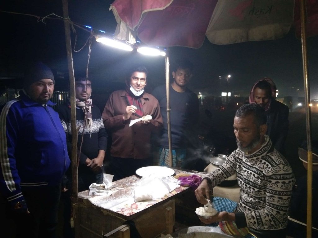 মধুপুরে জমে উঠেছে শীতের পিঠার বেচাকেনা