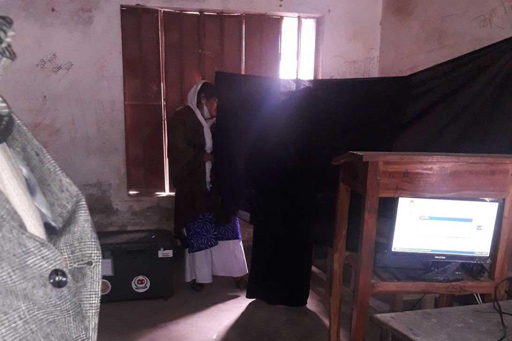 শৈলকূপা পৌর নির্বাচনে গোপন কক্ষে গিয়ে ভোট দিচ্ছেন নৌকার এজেন্ট!