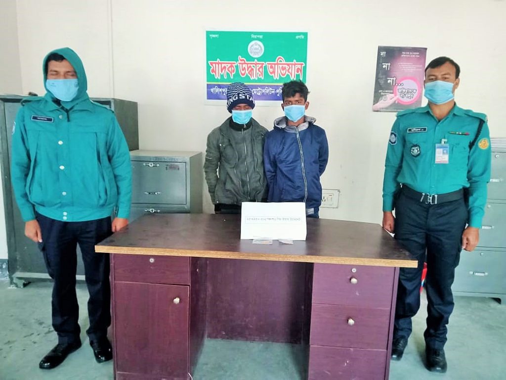 কেএমপি’র মাদক বিরোধী অভিযানে মাদকসহ ৩ ব্যবসায়ী গ্রেফতার