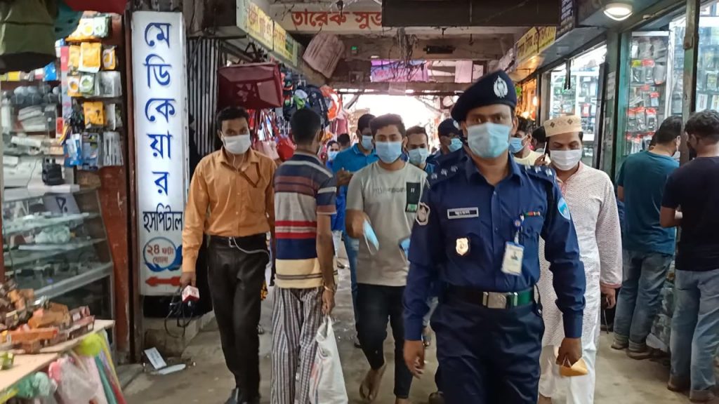 চান্দিনায় করোনা প্রতিরোধে মাস্ক বিতরণ করেন দাউদকান্দি-চান্দিনা সার্কেল এএসপি জুয়েল রানা