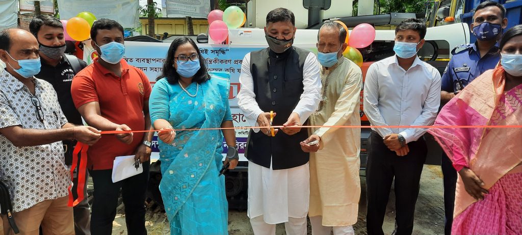 নাসিরনগরে কৃষকদের মাঝে ধান কাটার মেশিন বিতরণ
