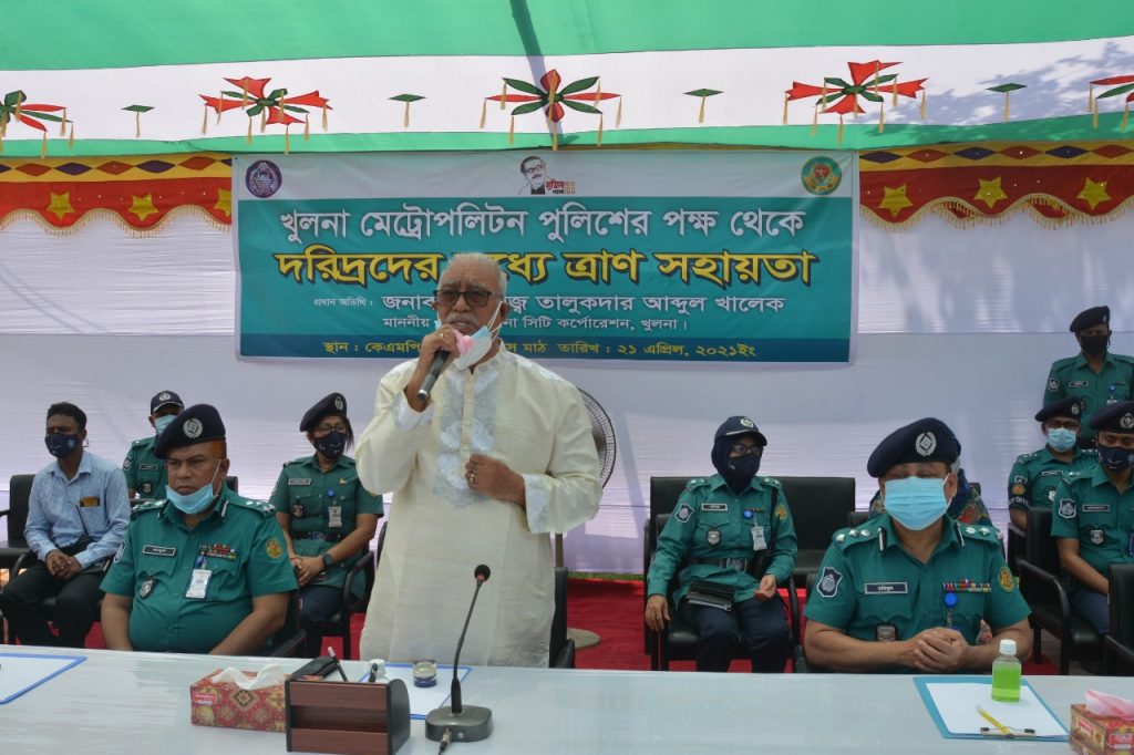 খুলনা মেট্রোপলিটন পুলিশের পক্ষ থেকে দরিদ্রদের মাঝে ত্রাণ সহায়তা প্রদান
