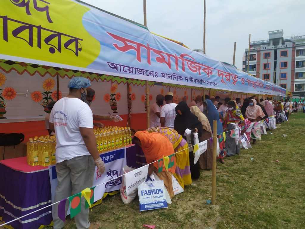 দাউদকান্দিতে “মানবিক দাউদকান্দি” সংগঠনের উদ্যোগে অসহায়দের জন্য ফ্রী বাজারের ব্যবস্থা