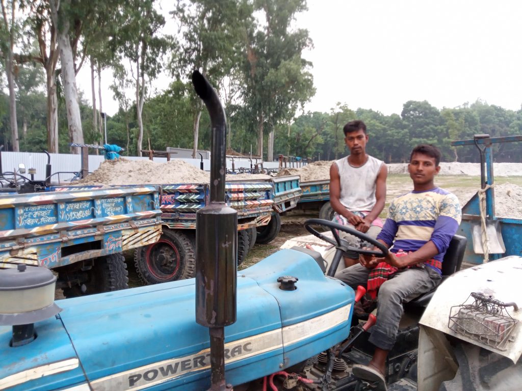 ডোমারে অবৈধভাবে নদীর বালু উত্তোলনের দায়ে ১১টি ট্র্রাক্টর আটক, ১২জনের বিরুদ্ধে মামলা, গ্রেফতার-১