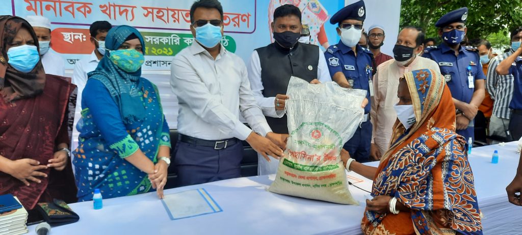 নাসিরনগরে ১ হাজার পরিবারের মাঝে প্রধানমন্ত্রীর উপহার সামগ্রী বিতরণ