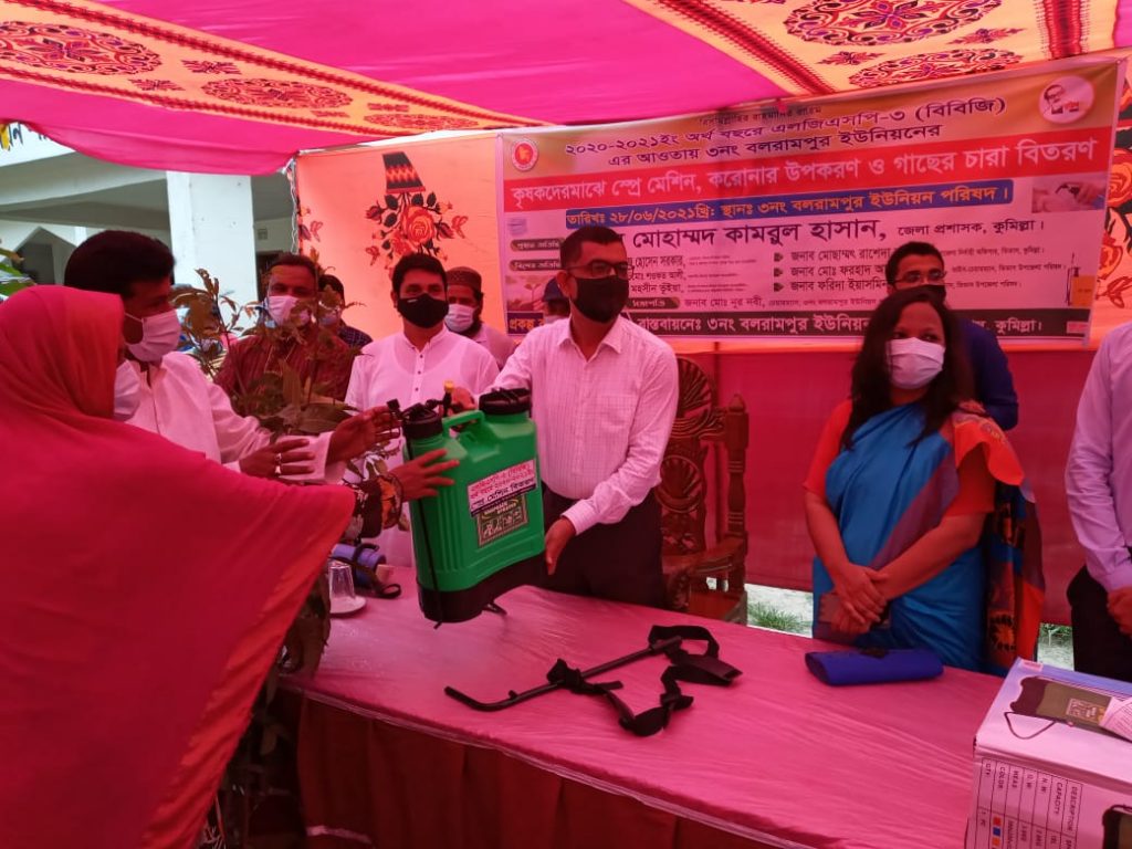 তিতাসে কৃষকদের মাঝে স্প্রে মেশিন ও গাছের চারা বিতরণ করলেন জেলা প্রশাসক