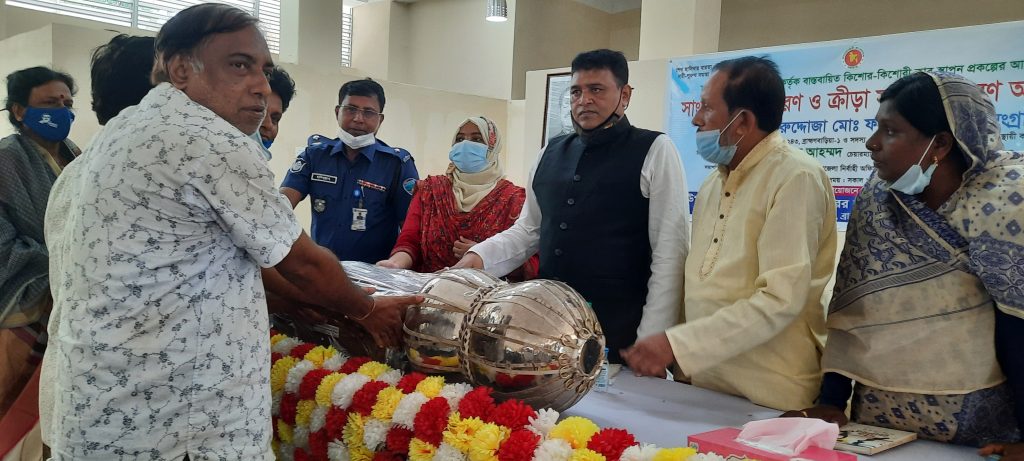 নাসিরনগরে কিশোর-কিশোরী ক্লাবে সাংস্কৃতিক উপকরণ ও ক্রীড়া সামগ্রী বিতরণ