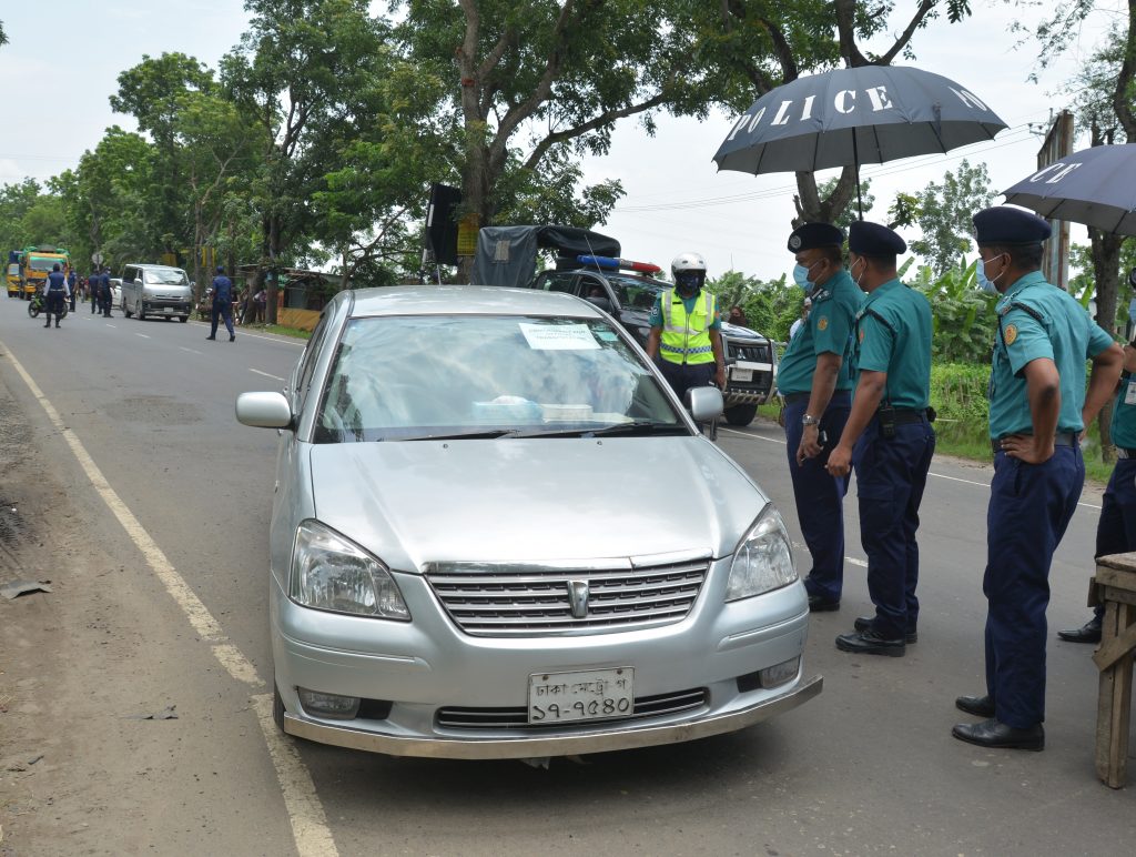 লকডাউন বাস্তবায়নে নিরলসভাবে কাজ করছে খুলনা মেট্রোপলিটন পুলিশ