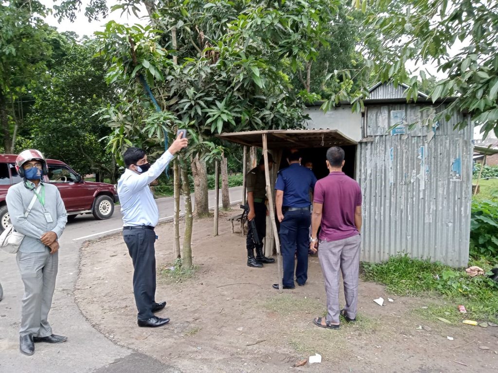 গৌরীপুরে লকডাউনের প্রথম দিনে মাঠে ইউএনও, এসিল্যান্ড ও ওসি