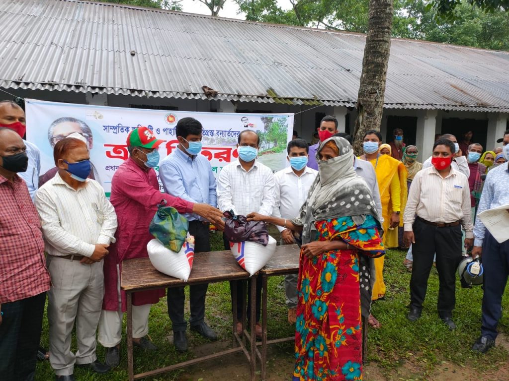 ময়মনসিংহে বন্যাদুর্গত পরিবারে ত্রাণ সামগ্রী বিতরণ