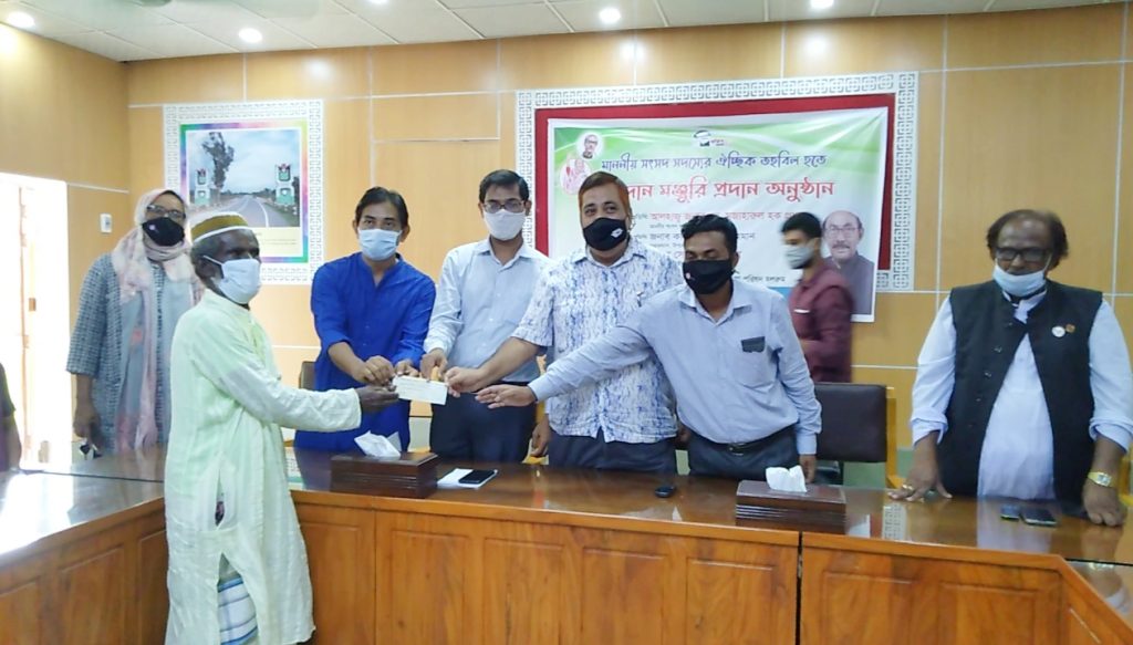 তেঁতুলিয়ায় সংসদসদস্যের নিজস্ব তহবিল থেক ঈদ উপহার হিসেবে টাকা বিতরণ 