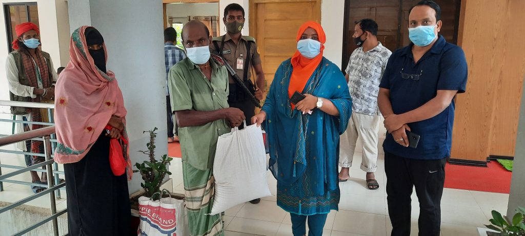 নাসিরনগরে ৩৩৩ নম্বরে ফোন করে খাদ্য সহায়তা পেলো ২০ পরিবার