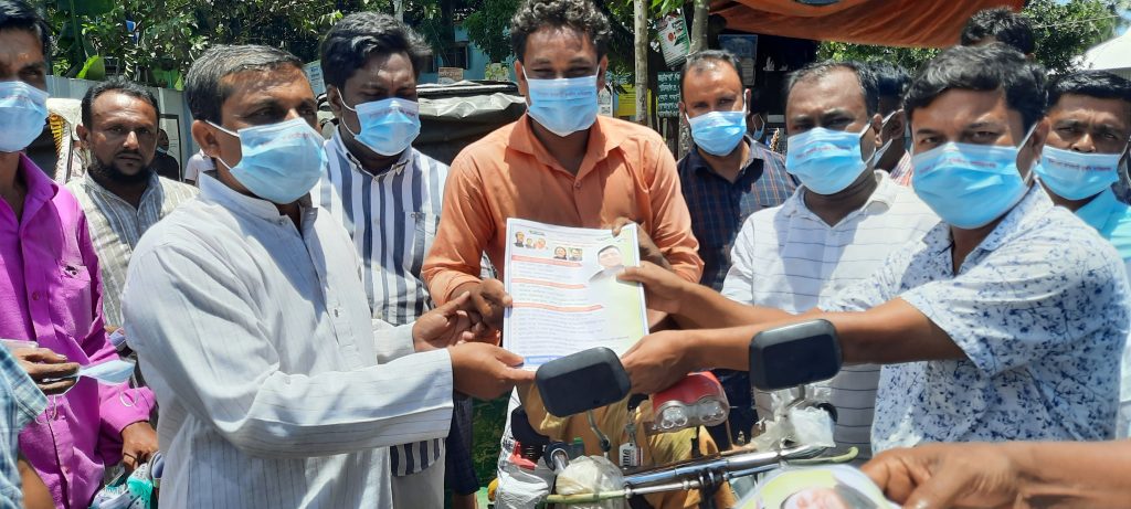 নাসিরনগরে যুবলীগের উদ্যোগে মাস্ক ও লিফলেট বিতরণ