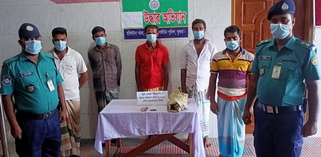কেএমপি’র হরিণটানা থানার অভিযানে জুয়া খেলার সরঞ্জাম ও নগদ টাকাসহ গ্রেফতার-৫