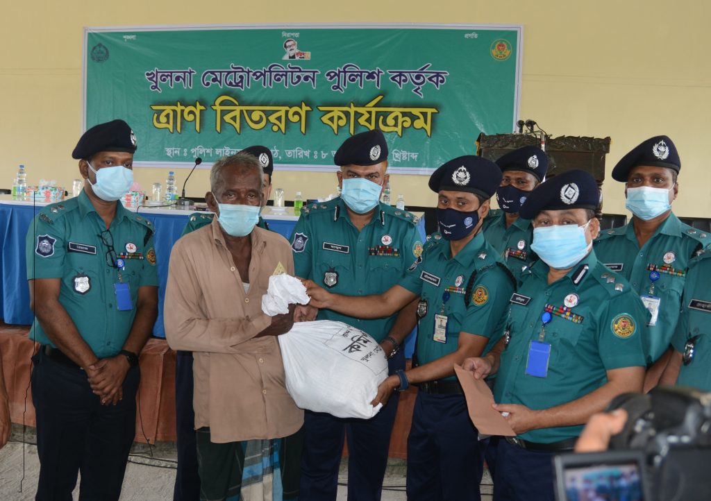 খুলনা মেট্রোপলিটন পুলিশের পক্ষ থেকে দরিদ্রদের মাঝে ত্রাণ ও আর্থিক সহায়তা প্রদান