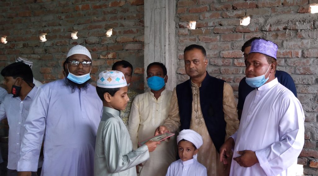 বঙ্গবন্ধুর ৪৬তম শাহাদাত বার্ষিকী উপলক্ষে মাদ্রাসা ছাত্রদের মাঝে কোরআন বিতরণ