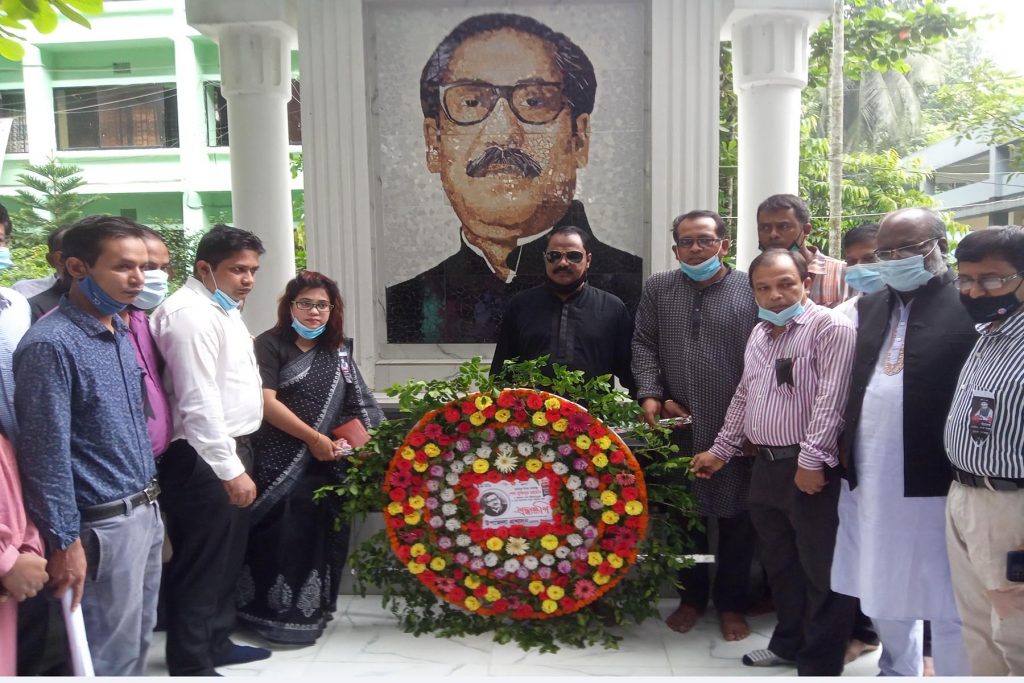 ডোমার প্রেসক্লাবের নবগঠিত আহবায়ক কমিটির পক্ষ থেকে বঙ্গবন্ধুর প্রতিকৃতিতে শ্রদ্ধা নিবেদন