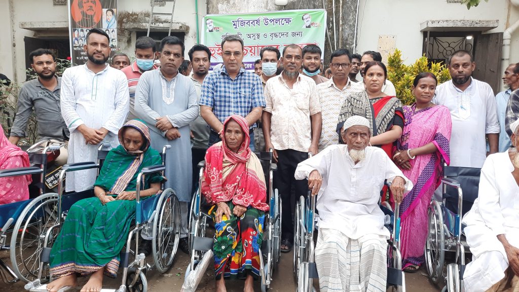 নাসিরনগর সাবরেজিস্ট্রি অফিসে হুইল চেয়ার প্রদান