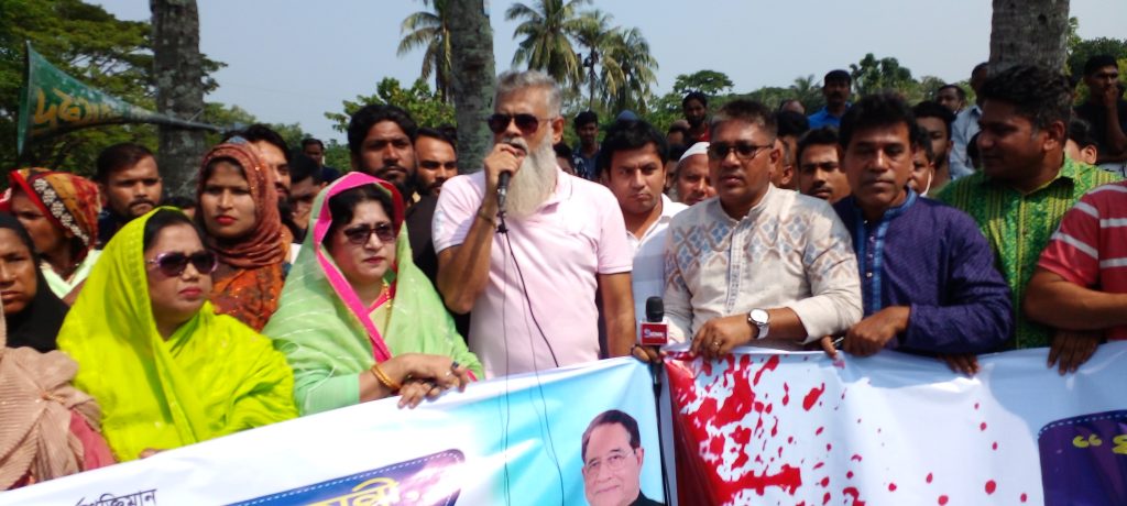 দাউদকান্দিতে খুনি মুশতাকের বাড়ি ঘেরাও করে বিক্ষোভ প্রদর্শন করল কুমিল্লাবাসী