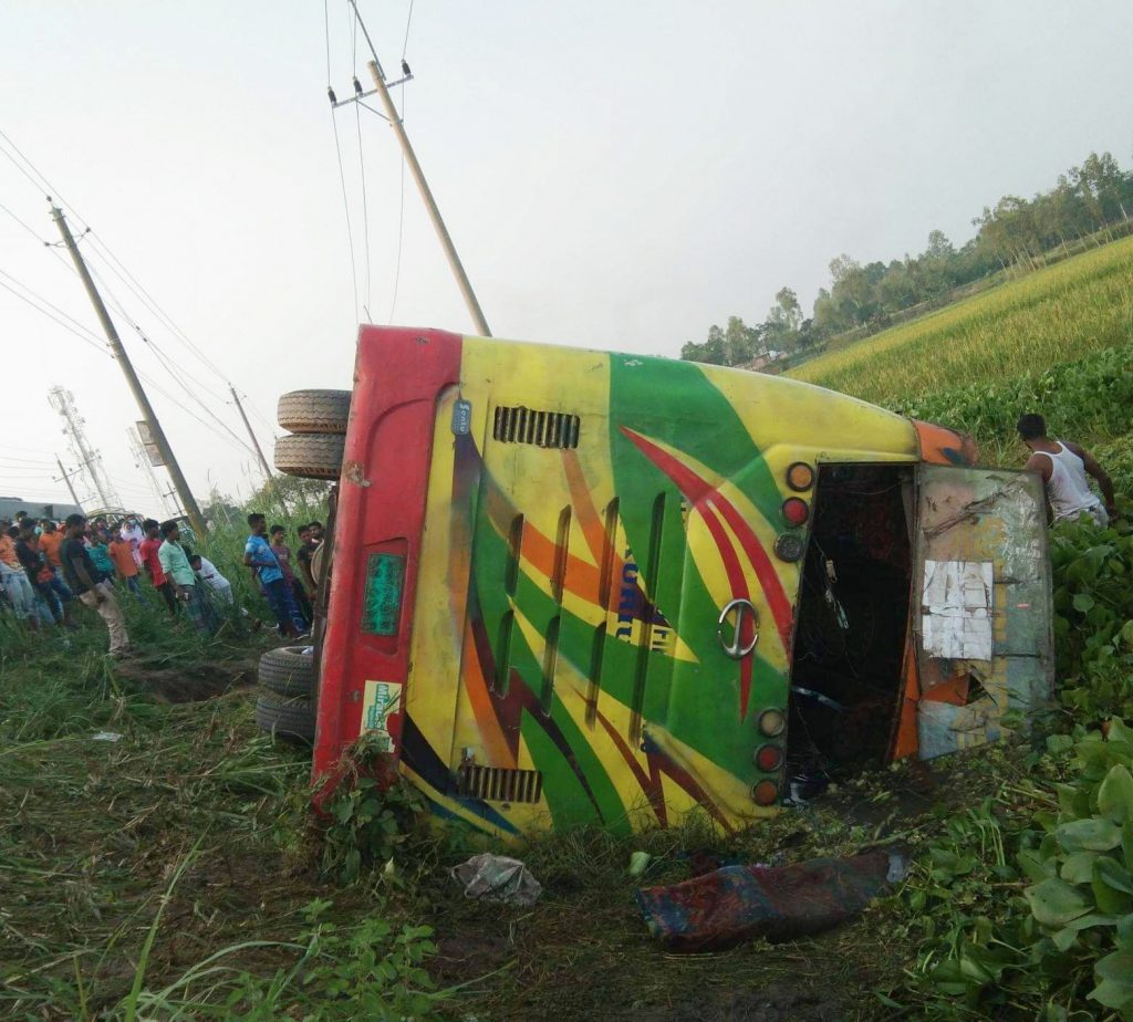 সৈয়দপুরে বাস নিয়ন্ত্রণ হারিয়ে প্রাণ গেল ২ জনের,আহত ১৫