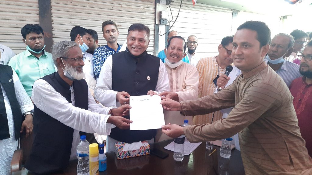 নাসিরনগরে ইউপি নিবার্চনে আওয়ামীলীগের মনোনয়ন প্রত্যাশীদের মধ্যে ফরম বিতরণ