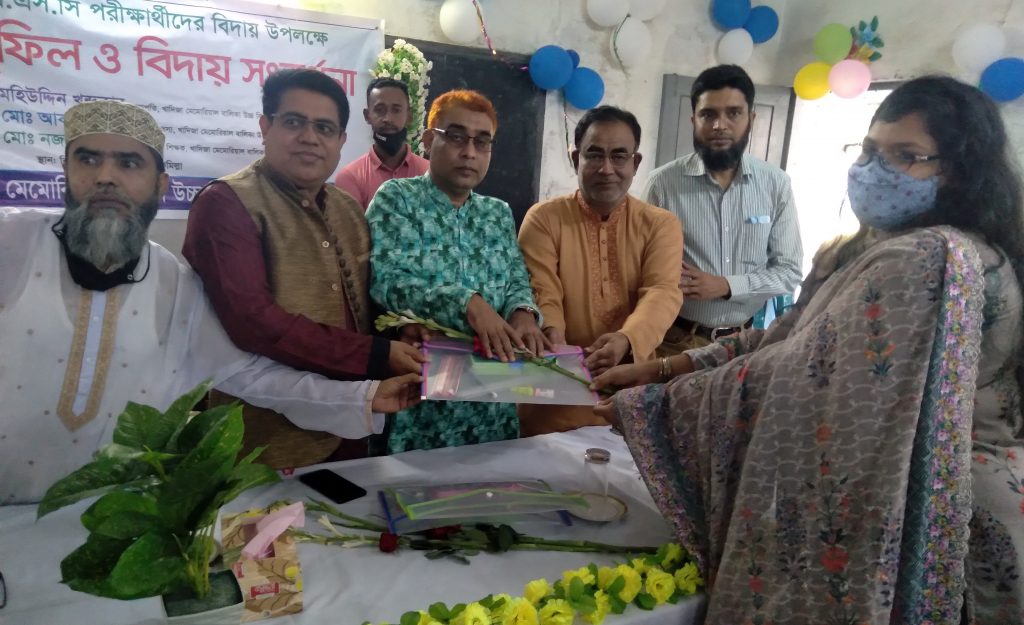 হোমনায় পরীক্ষার্থীদের বিদায় সংবর্ধনা ও শিক্ষা সামগ্রী বিতরণ