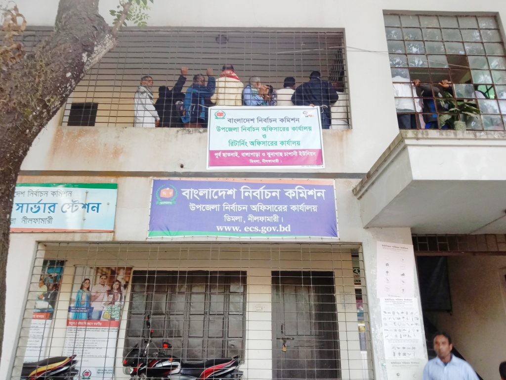 ডিমলার ইউপি নির্বাচনে প্রার্থীদের মাঝে প্রতীক বরাদ্দ, সাংবাদিকদের তথ্য দিতে গড়িমসি নির্বাচন কর্মকর্তার