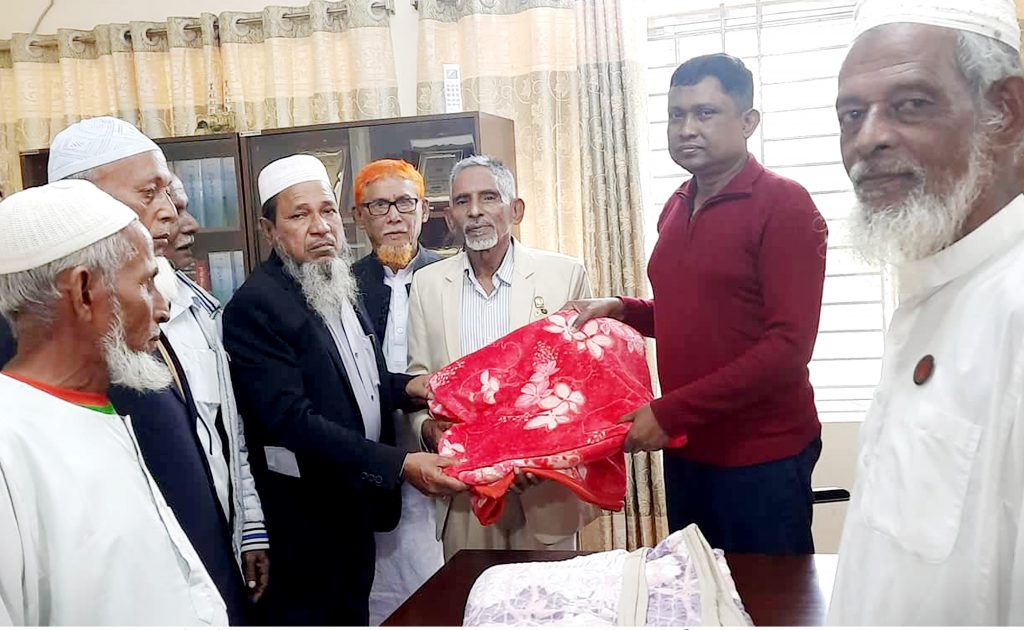 হোমনায় মুক্তিযোদ্ধাদের কম্বল উপহার দিলেন ওসি