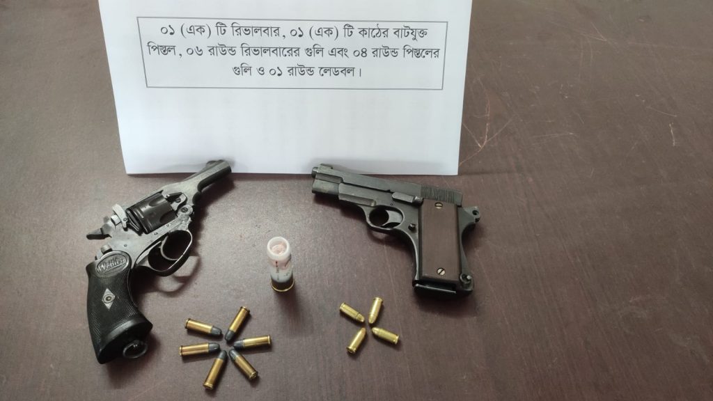 খালিশপুর থানা পুলিশের অভিযানে অ-স্ত্র, গু-লি ও ক-ক-টে-ল-সহ গ্রেফতার-১