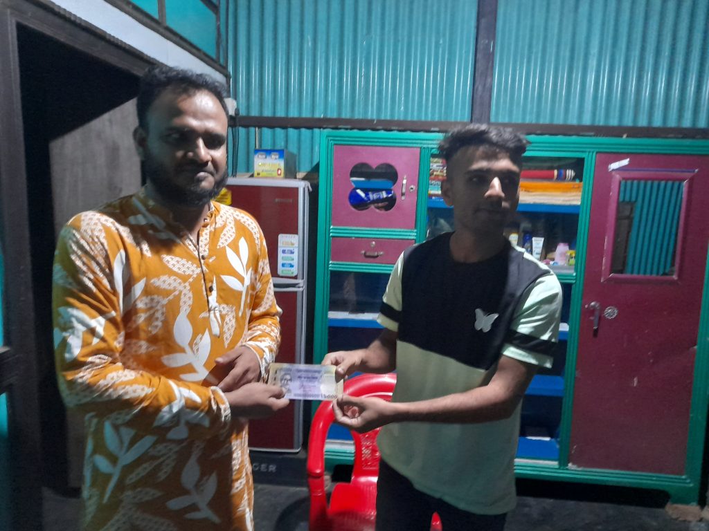 হোমনায় বাঁশির কারিগর কাশেমের পাশে দাঁড়ালেন ঢাকা রেঞ্জের ডিআইজি সৈয়দ নুরুল ইসলাম