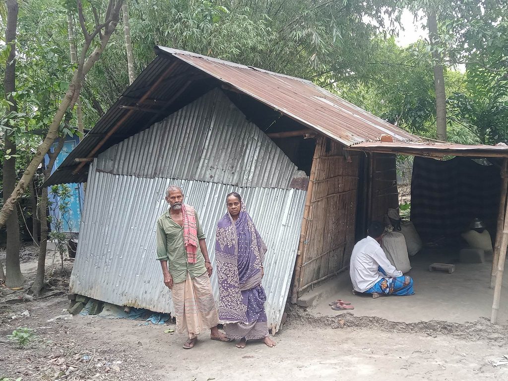 গৌরীপুরে ঝড়ে ভে’ঙে পড়া ঘর নির্মাণে ২ বান্ডেল ঢেউটিন দিলের ইউপি চেয়ারম্যান