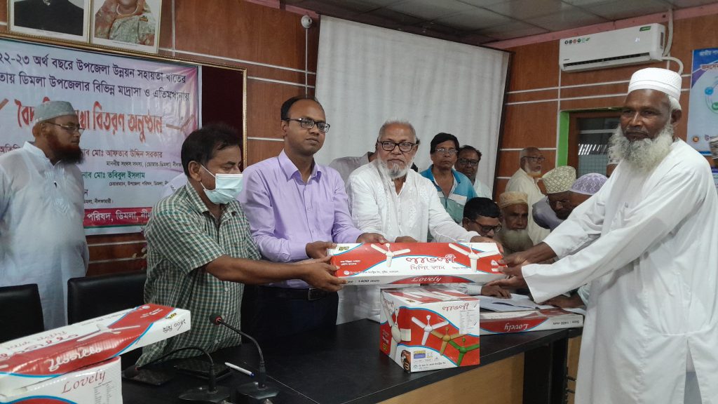 ডিমলায় মাদ্রাসা ও এতিমখানায় বৈদ্যুতিক পাখা বিতরণ