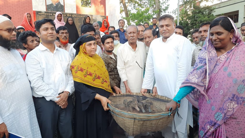 নাসিরনগরে সুফলভোগীদের মাঝে বিনামূল্যে ঘরসহ হাঁস বিতরণ
