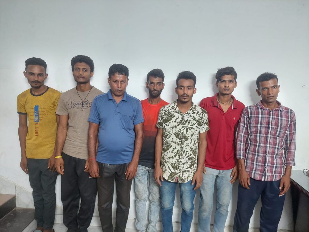 কেএমপি’র লবণচরা থানা পুলিশের অভিযানে ৭ অনলাইন জু’য়াড়ি গ্রেফতার