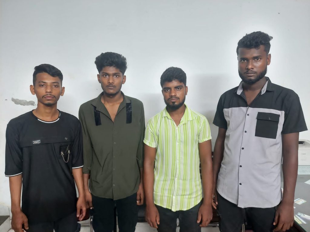 কেএমপি’র অভিযানে ৮ অনলাইন জু’য়াড়ি গ্রেফতার