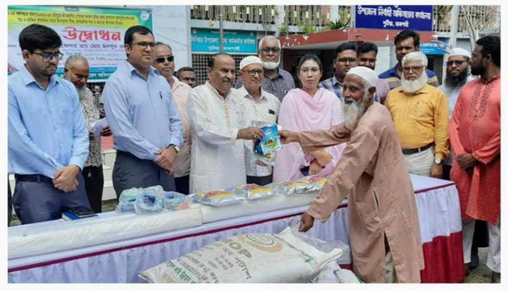 পুঠিয়ায় কৃষকদের মাঝে গ্রীষ্মকালীন প্রণোদনার উপকরণ বিতরণ