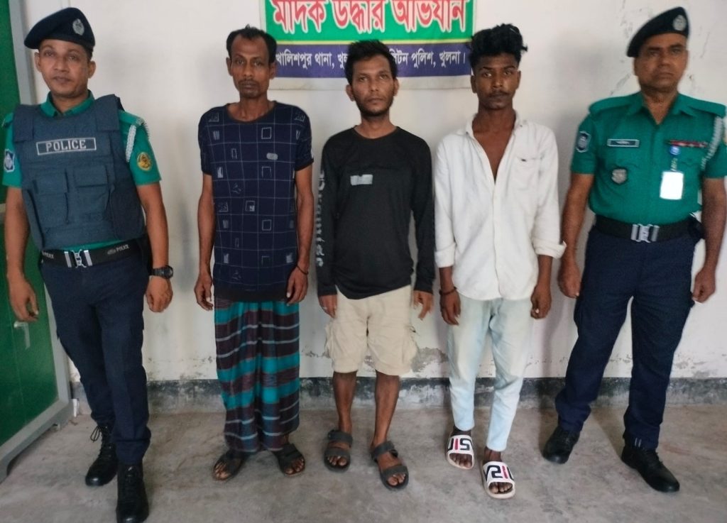 কেএমপি’র অভিযানে মাদকসহ ৩ মা’দক কারবারি গ্রে’ফতার