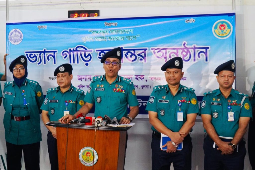 কেএমপিতে ভ্যান হারানো প্রতিবন্ধীকে নতুন ভ্যান উপহার দিলেন মানবিক পুলিশ কমিশনার