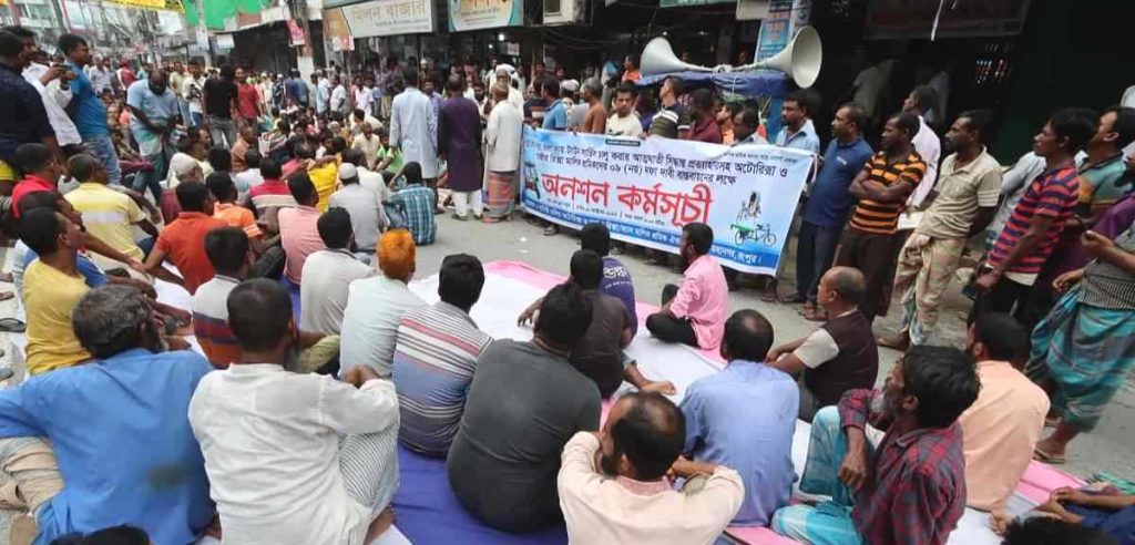 রংপুরে সিটি বাস সার্ভিস চালুর সিদ্ধান্ত বাতিলের দাবিতে অটোরিকশা চালকদের অনশন