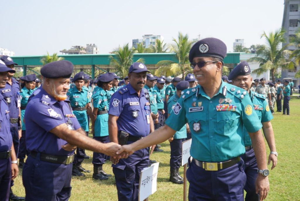 প্রধানমন্ত্রীর খুলনায় আগমন উপলক্ষ্যে অফিসার ও ফোর্সদের ব্রিফিং করলেন কেএমপি’র কমিশনার