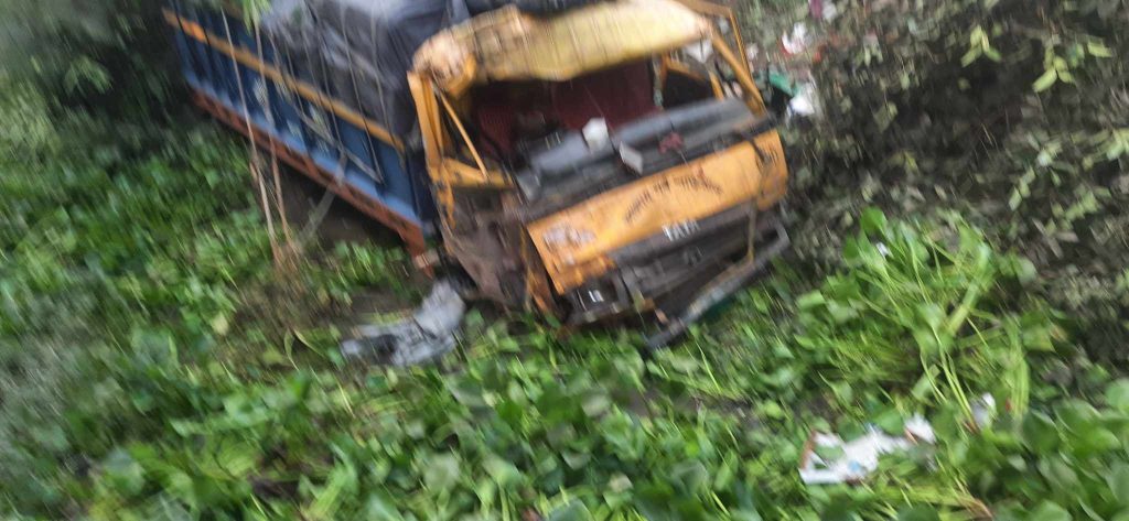 পুঠিয়ায় ট্রাক-সিএনজি মুখোমুখি সং’ঘর্ষ, একই পরিবারের ৪ জনসহ নি’হত-৫