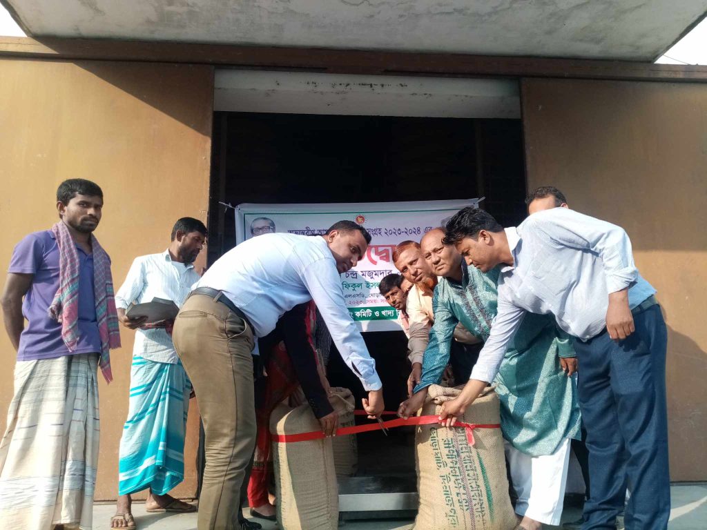 ঘোড়াঘাটে কর্মসৃজন কর্মসূচি প্রকল্পের উদ্বোধন