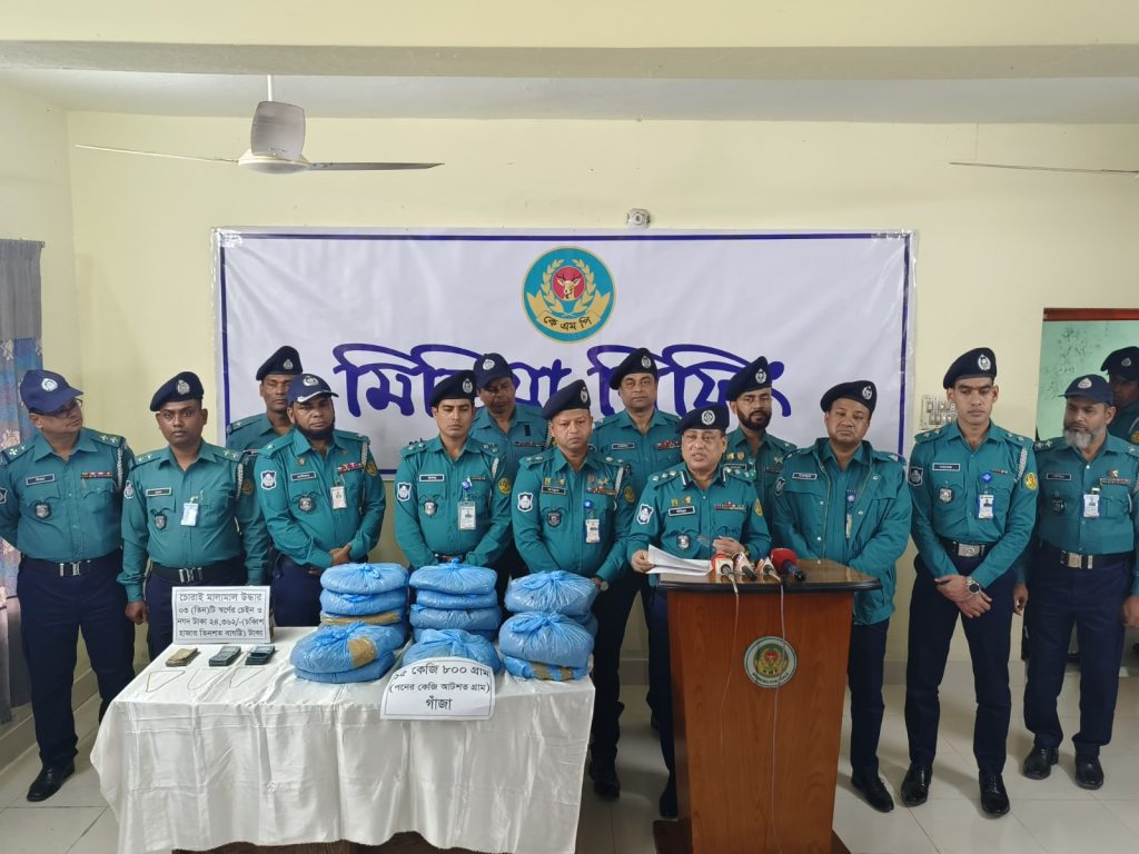 কেএমপি’র সোনাডাঙ্গা মডেল থানা ও খানজাহান আলী থানার পৃথক অভিযানে স্বর্ণালংকার ও নগদ অর্থসহ গ্রেফতার-৫