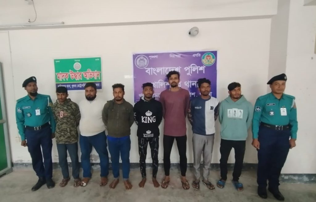 কেএমপি’র অভিযানে চো’রাইমালসহ ১৩ চো’র গ্রে’ফতার