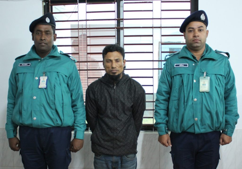 কেএমপি’র অভিযানে চু’রির কাজে ব্যবহৃত মালামাল এবং পিকআপ উদ্ধারসহ ১ চো’র গ্রেফতার