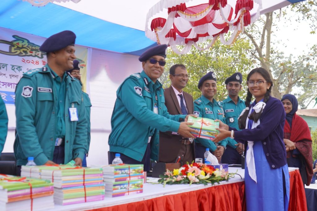 কেএমপি’র মেট্রোপলিটন পুলিশ লাইন্স হাই স্কুলের বই উৎসবে পুলিশ কমিশনার